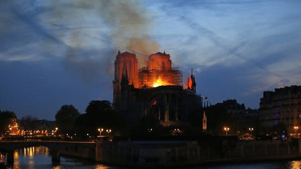 Motivul pentru care nu s-a intervenit cu elicoptere pentru stingerea incendiului de la Notre Dame