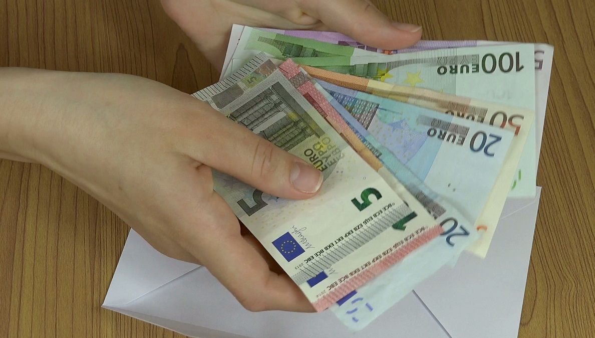 Românul lovit de noroc! A rămas mut de uimire când a văzut cât a câștigat la "loz în plic"