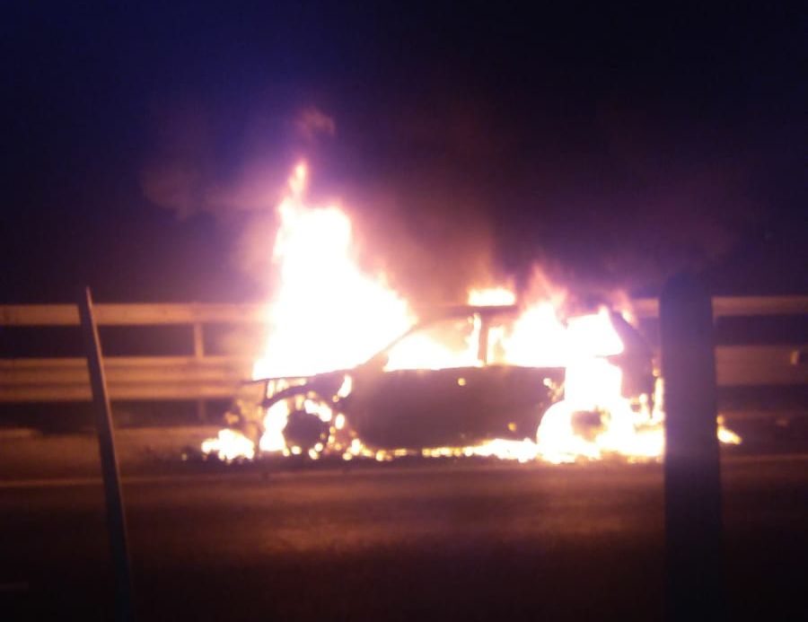 Mașină mistuită de flăcări pe A1