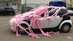 Mașini ”îmbrăcate” în hârtie igienică, la Târgu Jiu