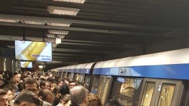 Probleme la metrou pe ruta Pipera - Berceni. Călătorii au așteptat zeci de minute pe peron