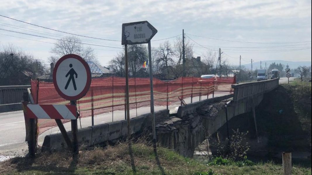 După ce Cuc i-a băgat în priză cu centura Bacăului, drumarii au uitat de "Podul morţii"