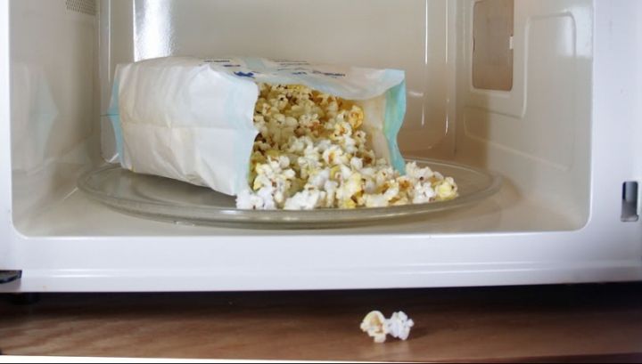 Cât de nesănătos este popcornul la microunde. Nu o să mai mănânci niciodată