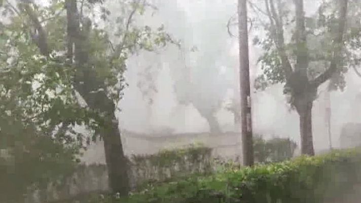 Prăpăd în ţară, a căzut grindină, iar vântul a smuls acoperişuri şi a rupt copaci (VIDEO)