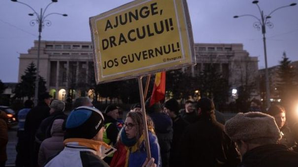 Protest în Piața Victoriei împotriva Ordonanțelor "fatale pentru statul de drept". TENSIUNI și nervi