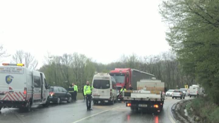 Accident GRAV: 5 victime, după ce un microbuz plin cu ELEVI a fost făcut praf de un TIR