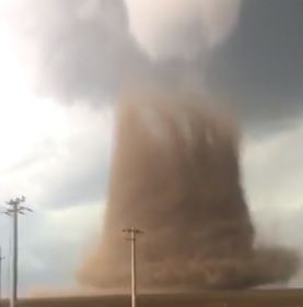 Tornadă uriaşă în Călăraşi, un autocar răsturnat, case fără acoperişuri (GALERIE VIDEO+FOTO) 