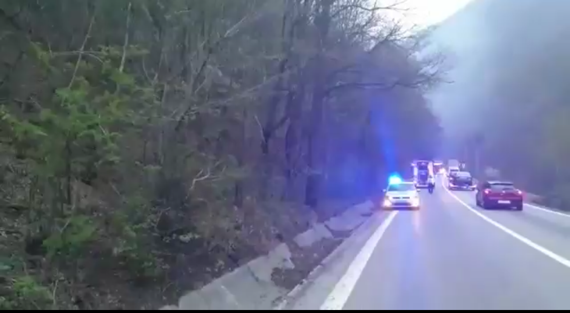 Trafic amenințat de flăcări pe Valea Oltului