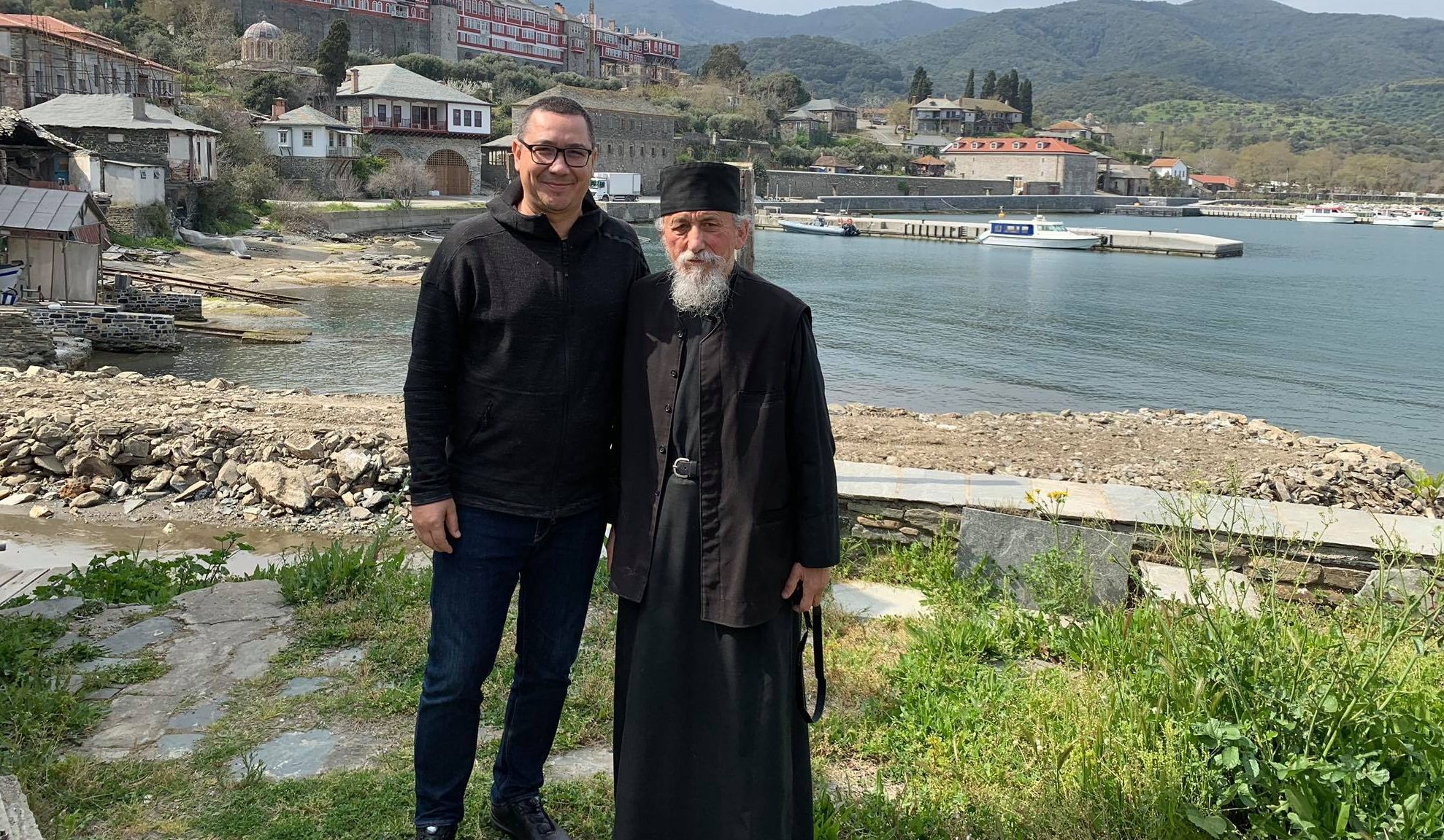 Victor Ponta caută ajutor divin la Muntele Athos