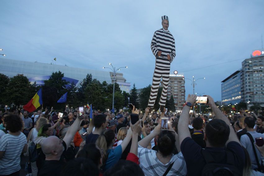 Sute de persoane în Piața Victoriei din București după încarcerarea lui Dragnea