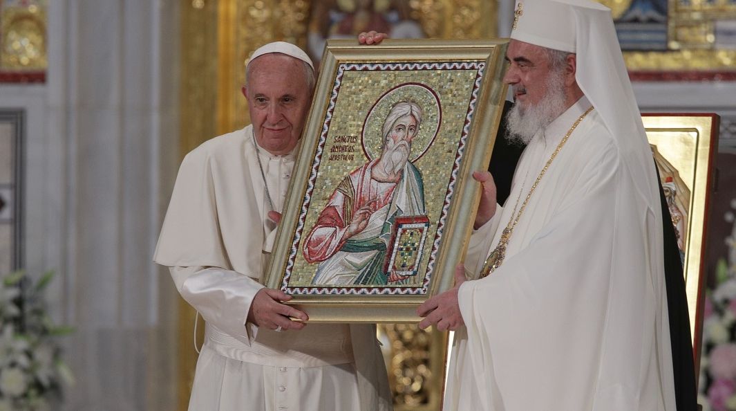 Ce cadouri a primit Papa Francisc de la Patriarhul Daniel