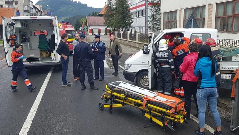 Camion plin cu butelii de aragaz implicat într-un accident, la Topliţa