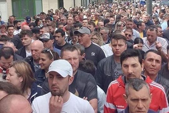 Imagini dramatice. Românii din diaspora, din nou umiliți la secțiile de vot. Apelul lui Iohannis