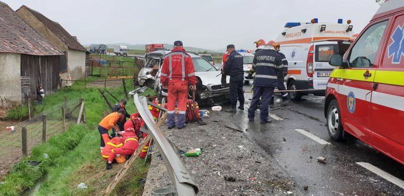 Autocar plin cu turiști, impact nimicitor pe DN1: un mort