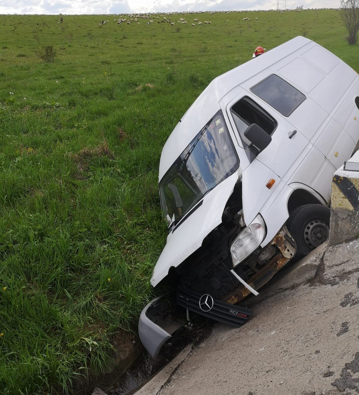 Accident cumplit în Cluj. Patru persoane, rănite. Imagini de la fața locului