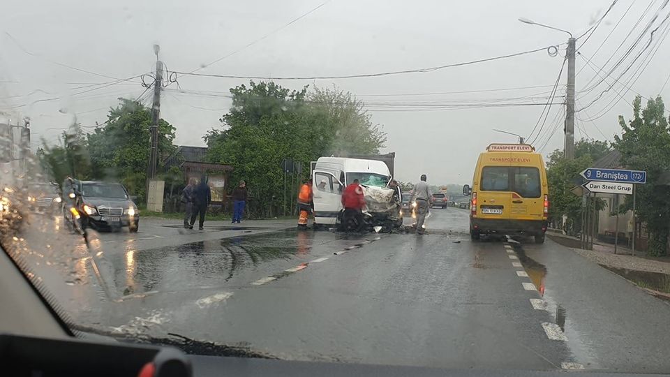 Impact violent între un microbuz de transport marfă și un autocamion: două victime
