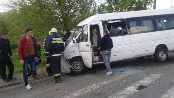 Două microbuze s-au ciocnit frontal pe DN1. Cel puțin trei victime