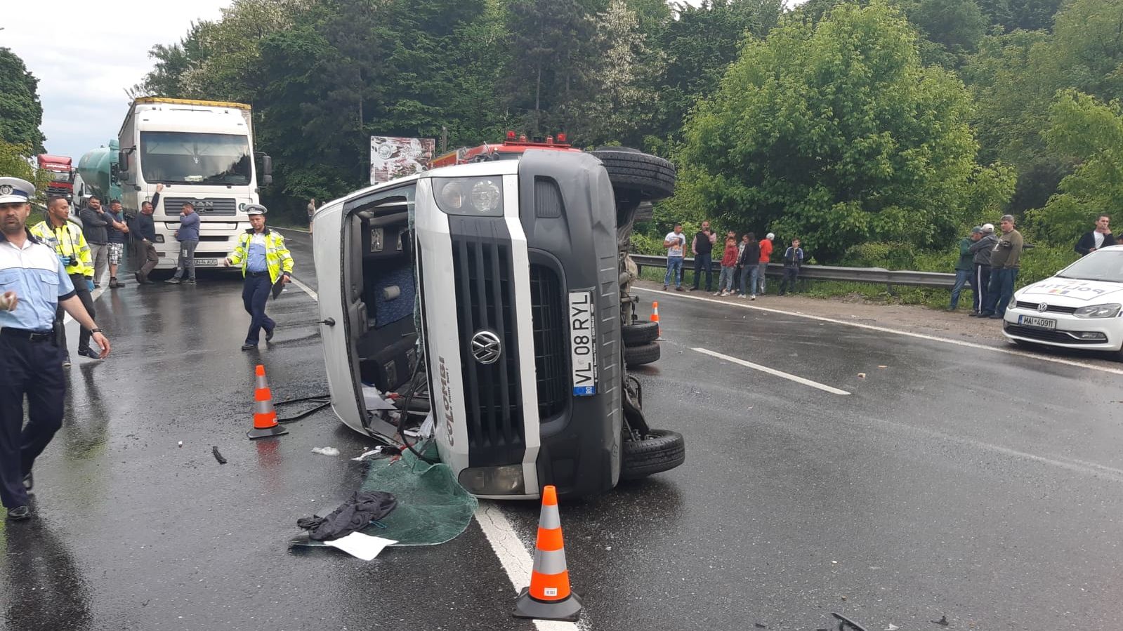 Accident cumplit pe DN 7. Un microbuz s-a răsturnat. 5 victime