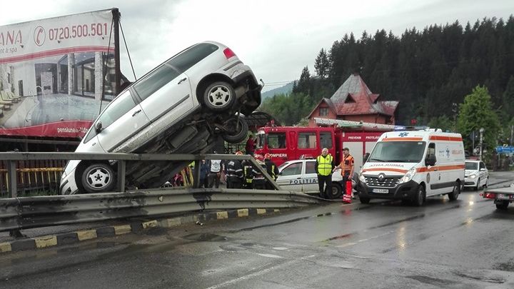 Suceava: O mașină a rămas suspendată în poziție verticală pe un pod din localitatea Vama