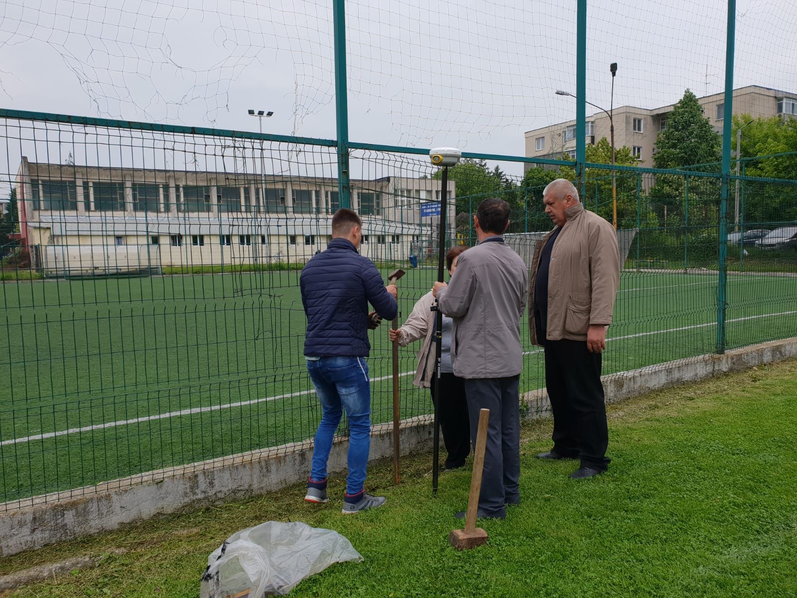 Scandal la o bază sportivă din Argeș. Noul proprietar a bătut țăruși pe teren