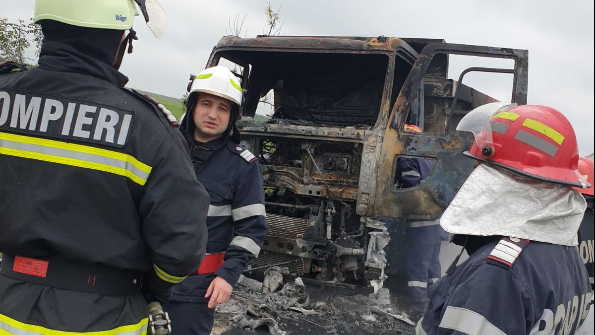 Camion în flăcări pe un drum național
