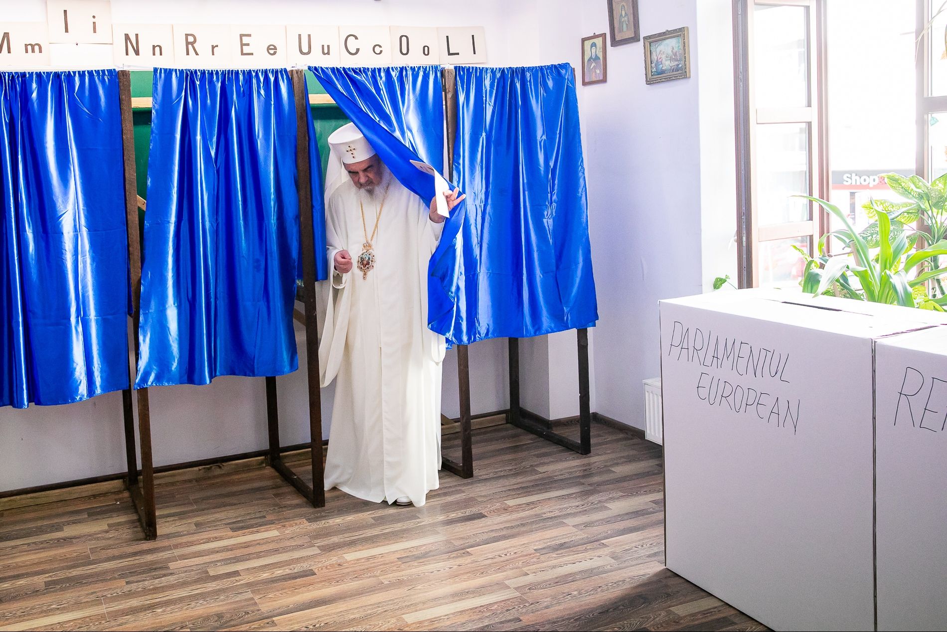 FOTO A votat și Patriarhul Daniel