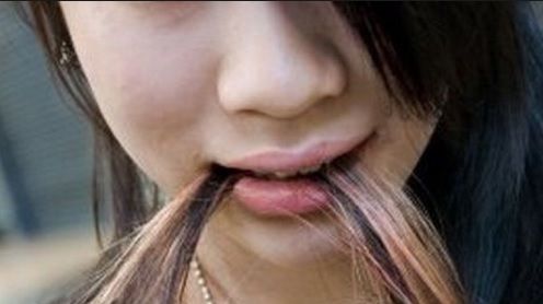 La 13 ani, a murit după ce și-a mâncat părul din cap. La autopsie, au găsit ceva și mai șocant!