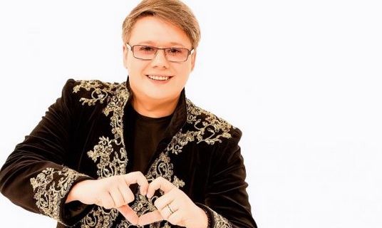 Fuego a împodobit deja bradul: „Vreau să mă bucur de el atât timp cât mai stau pe acasă”