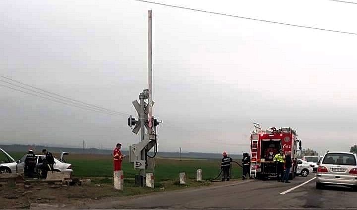 Autoturism în flăcări, părăsit lângă calea ferată