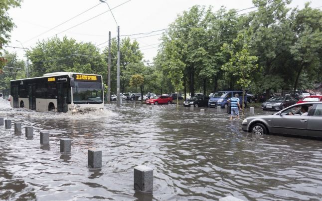 Peste 300 de intervenţii în judeţul Ilfov şi în Capitală în urma ploilor torențiale