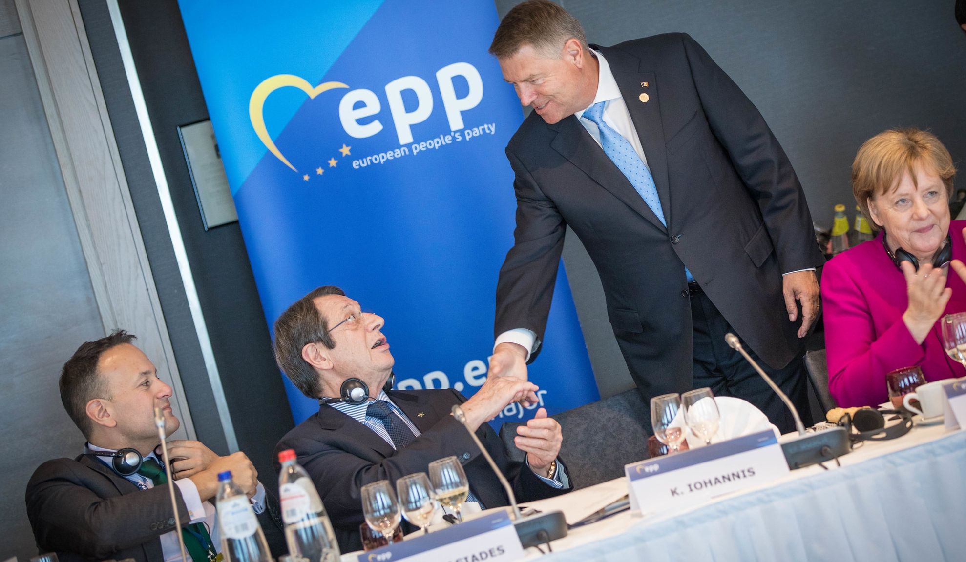 Moment fantastic la Bruxelles. Iohannis, felicitat și aplaudat de Merkel și liderii PPE