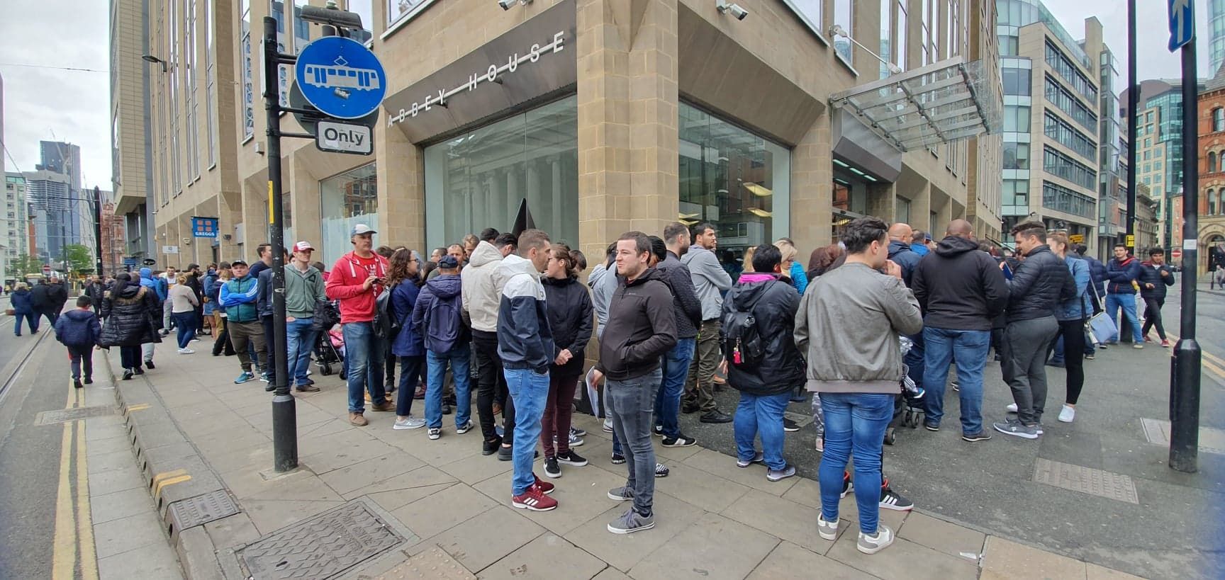 Alegeri Europarlamentare Diaspora. Cozi uriașe la vot: imagini impresionante cu revolta românilor