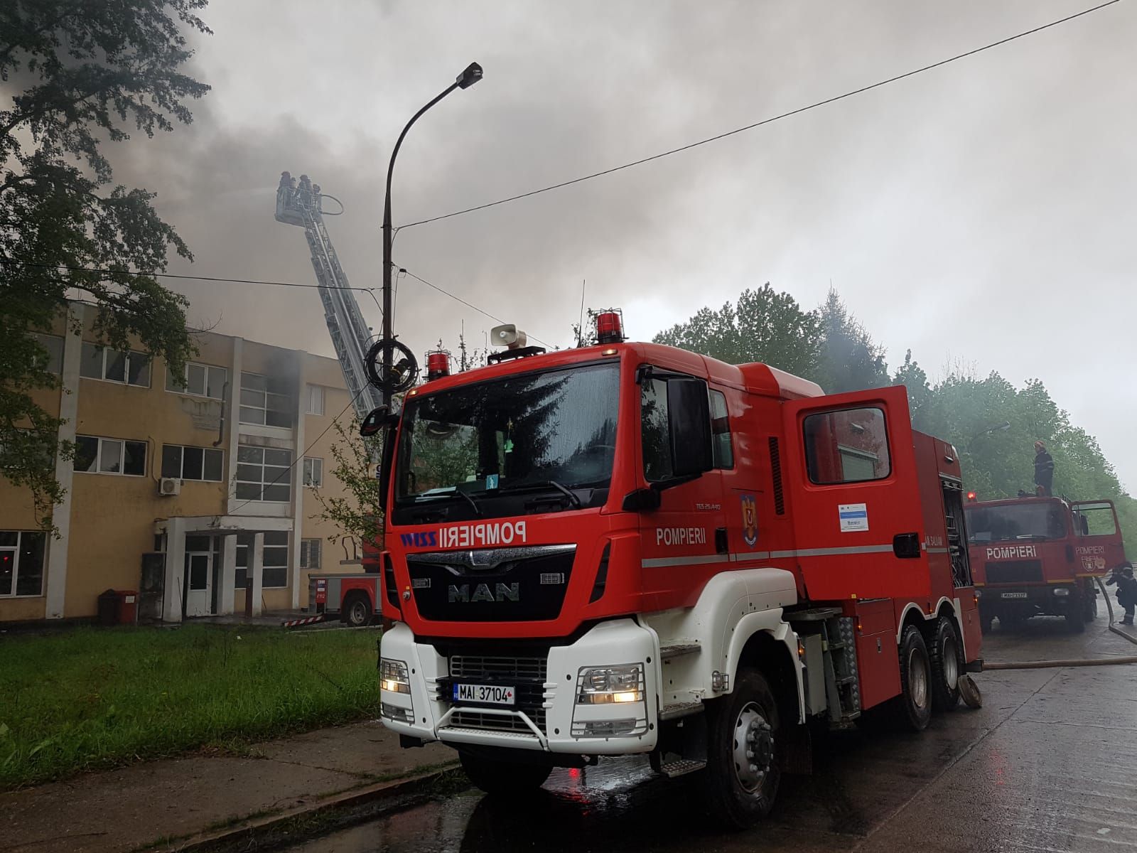 Incendiul de la Mija a fost stins. Pompierii rămân să supravegheze zona(VIDEO)