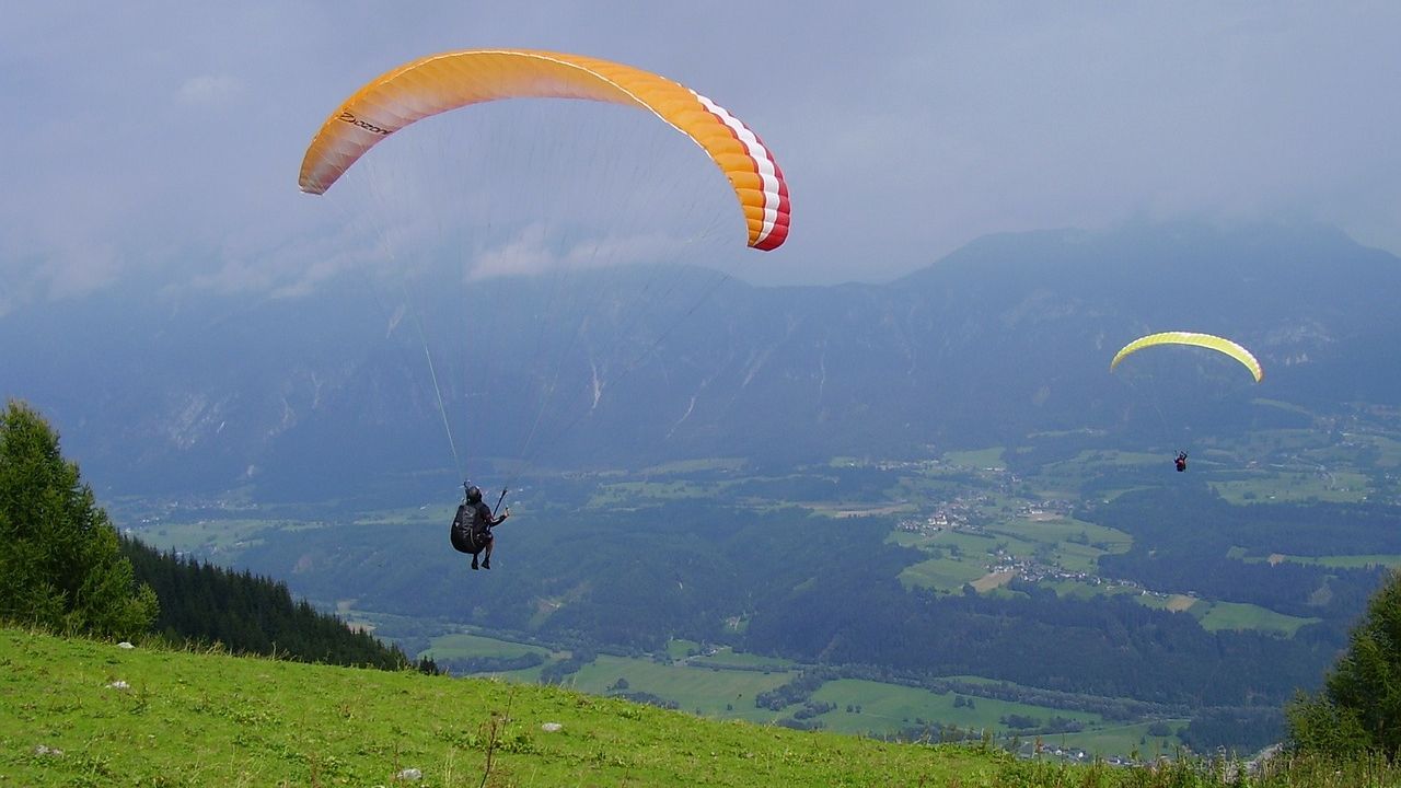 Dusă cu elicopterul la spital, după un accident cu parapanta!