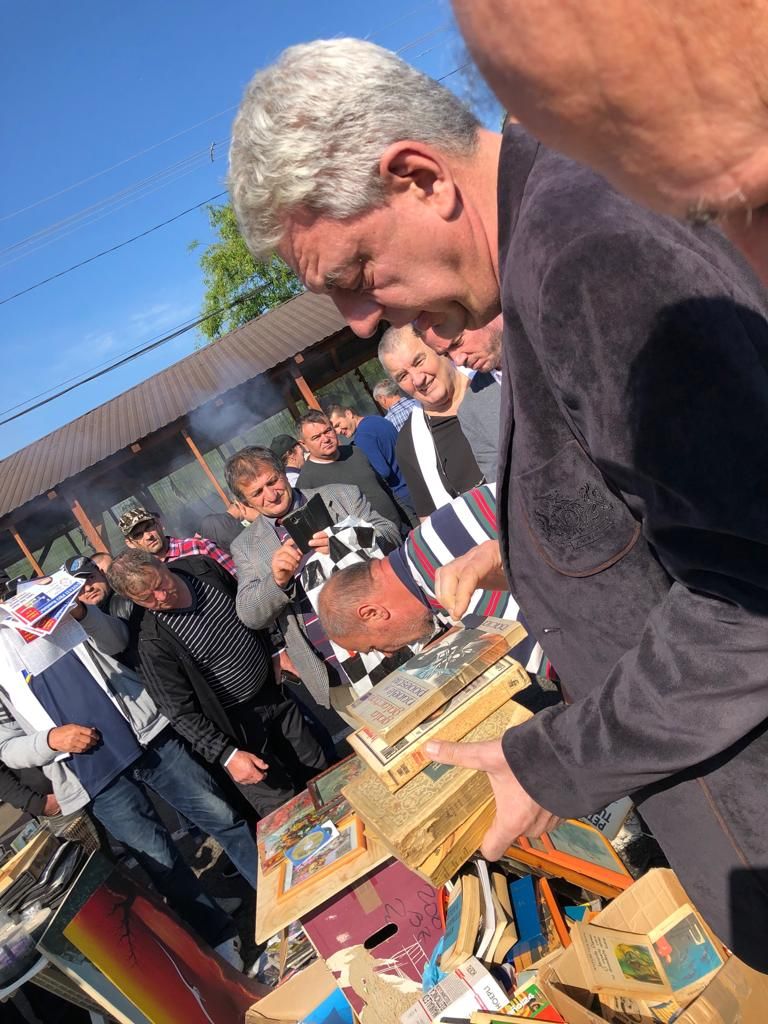 Fără jandarmi, Mihai Tudose a făcut o baie de mulțime la Buzău (P)