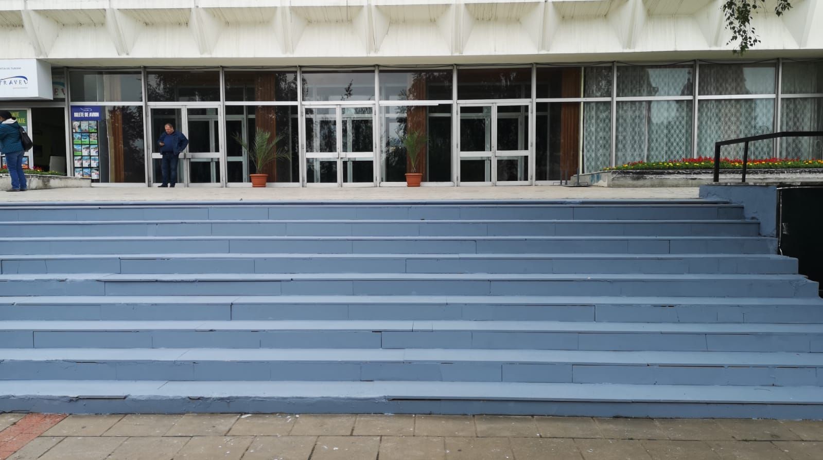 Scările de marmură ale Casei Sindicatelor din Ploiești vopsite pentru vizita lui Iohannis!