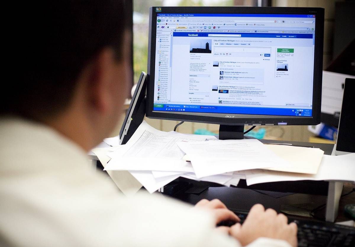 Românii intră pe rețelele sociale la muncă, dar ascund asta de șeful lor