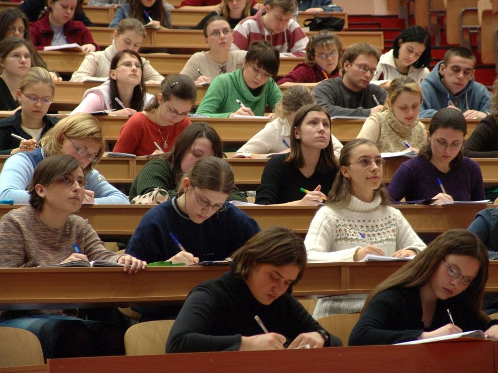 Studenți, într-un amfiteatru