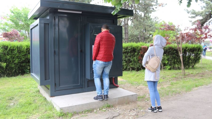 Înainte de mitingul PSD, la Galați, s-au montat toalete ”puplice”. Acestea funcționează cu ”bagnote”