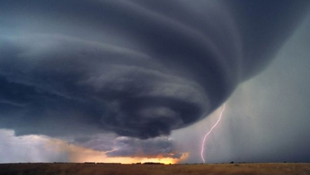Puțini români știu asta! Cum se formează, de fapt, o tornadă?