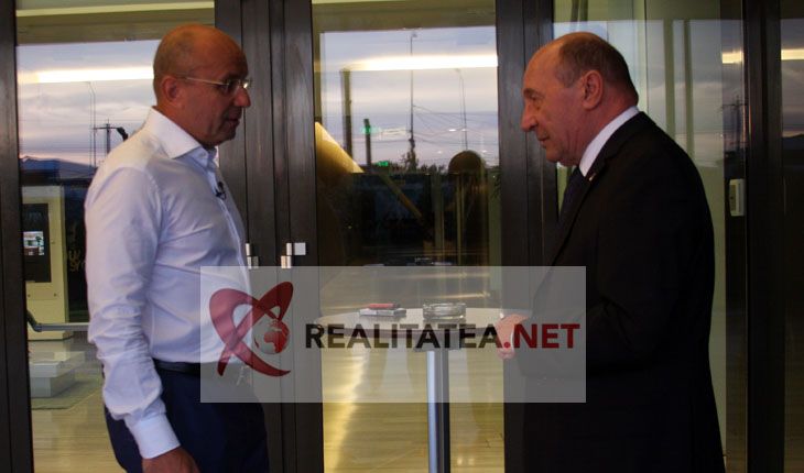Imagini din culisele Realitatea TV: Cozmin Guşă, faţă în faţă cu Traian Băsescu într-un studio TV, după 17 ani