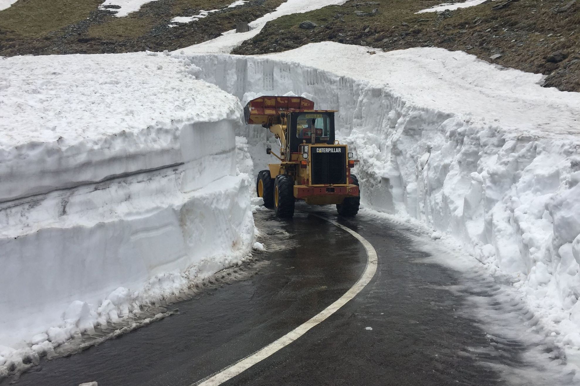 Transfăgărășanul, închis până la 1 iulie. Drumarii se luptă cu zăpada de 7 metri