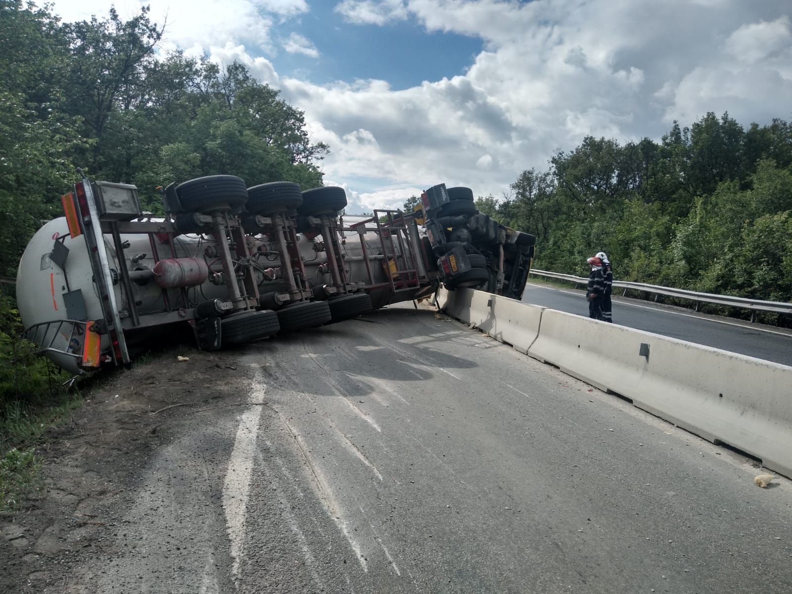 Cisternă încărcată cu o substanță periculoasă, răsturantă. Traficul a fost deviat