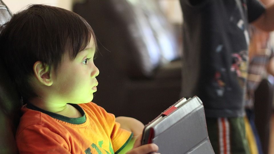 Cum îți dai seama dacă ai un copil dependent de internet - astea sunt semnele