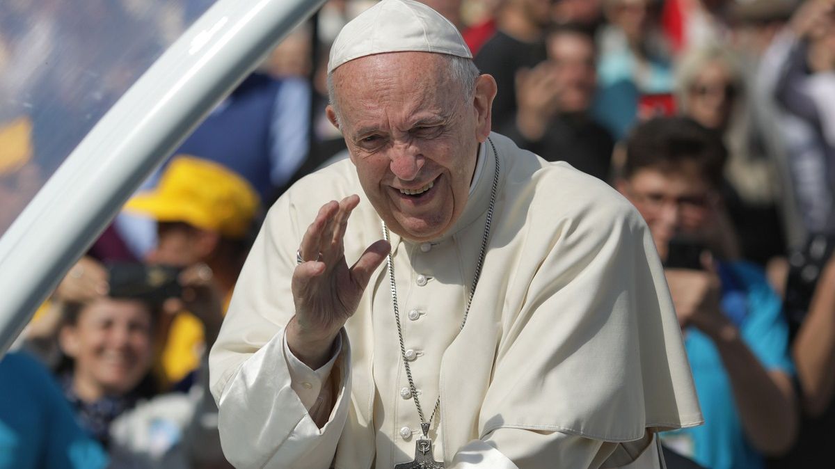 Papa Francisc, salvat de pompieri după ce a rămas blocat într-un ascensor timp de 25 de minute