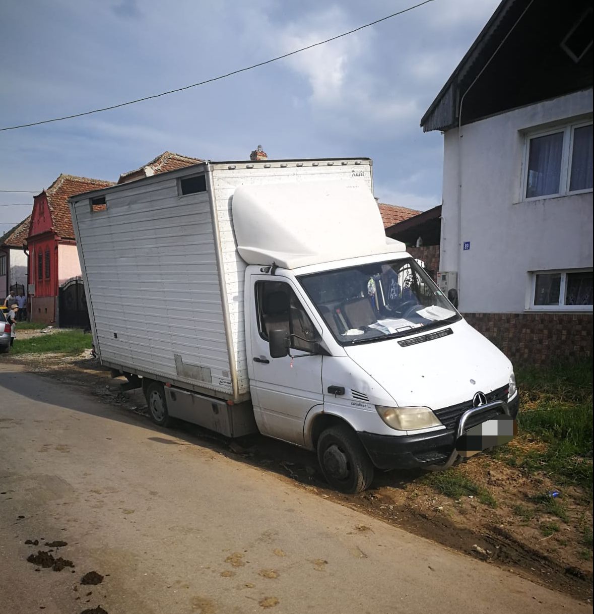 Halucinant! La 14 ani a plecat cu duba prin sat şi a făcut accident