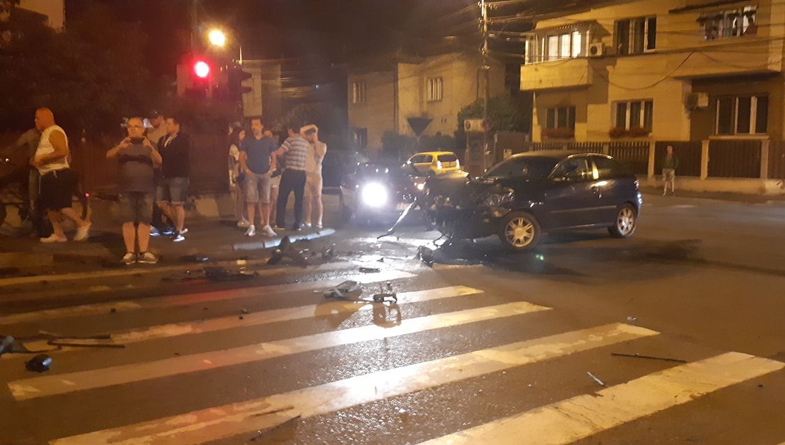 Grav accident pe o stradă din Cluj: 3 persoane rănite după ce un şofer a trecut pe roşu