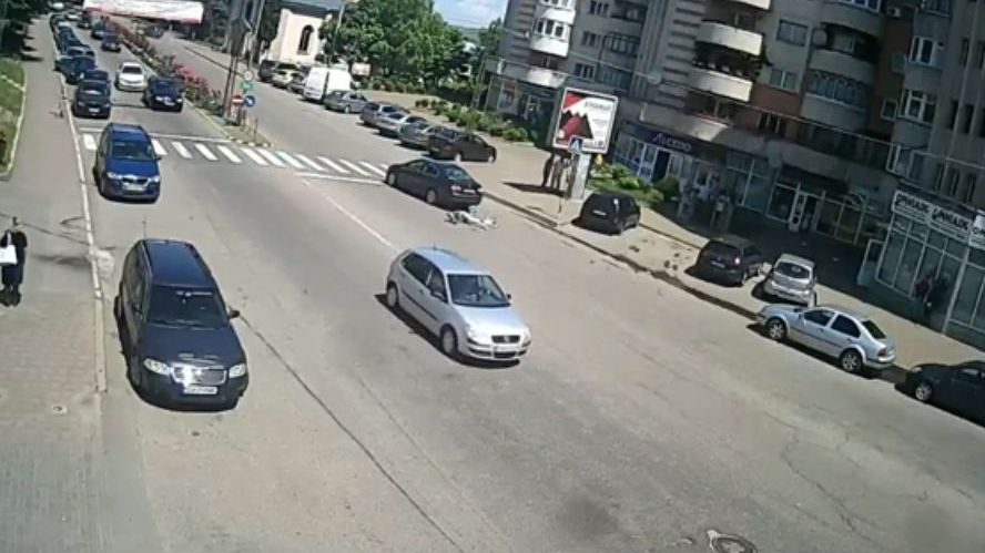 O mamă și copilul ei, loviți de o mașină pe trecerea de pietoni. Imagini teribile
