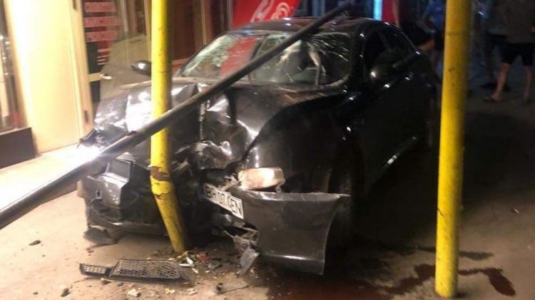 Accident grav, într-o stație de autobuz: o victimă