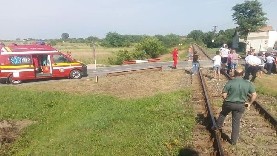 Impact violent pe calea ferată. O mașină a fost făcută praf 